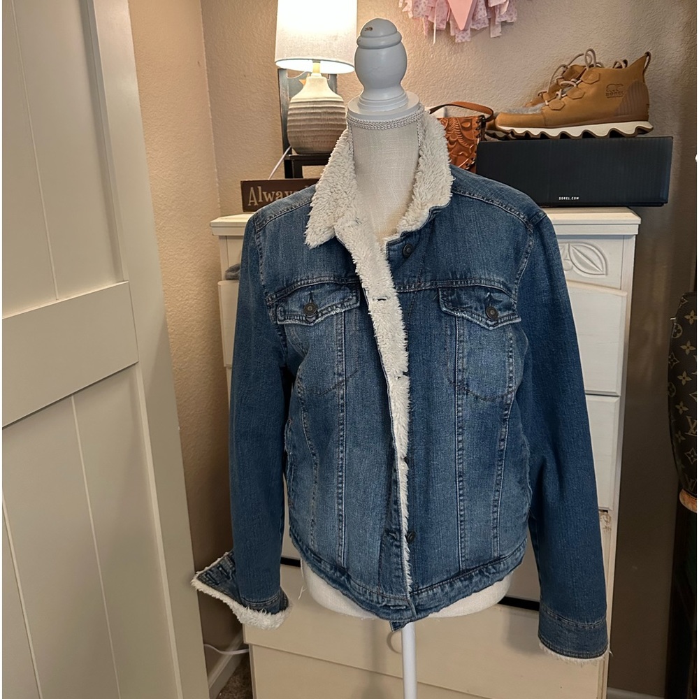 Pretty cool Silver Sherpa lined lined cropped jean jacket. Western glove works🦋